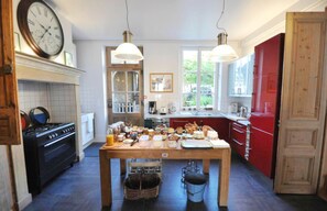 Desayuno buffet diario (EUR 12.00 por persona)