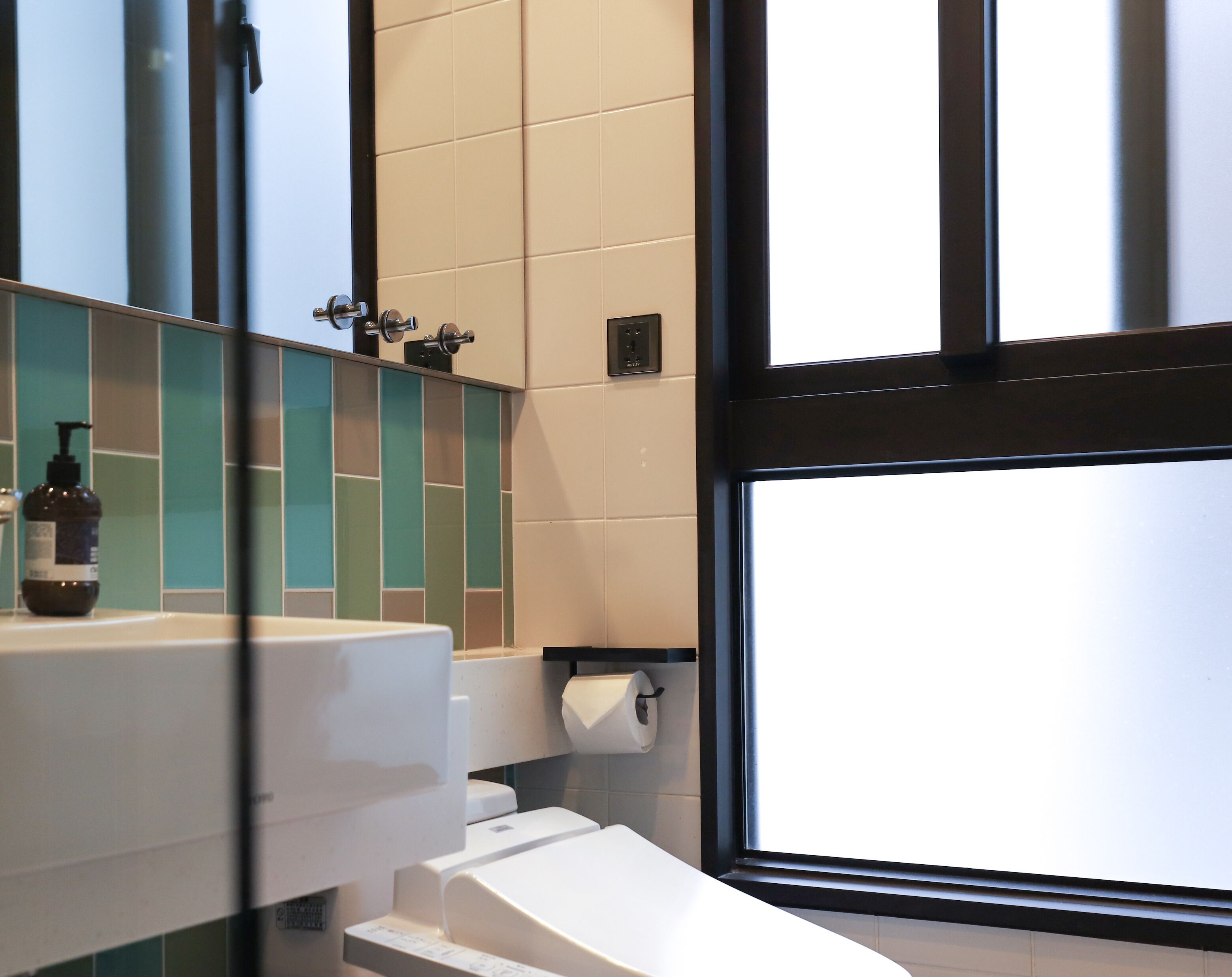 standard twin room | bathroom | shower, free toiletries, hair dryer, slippers