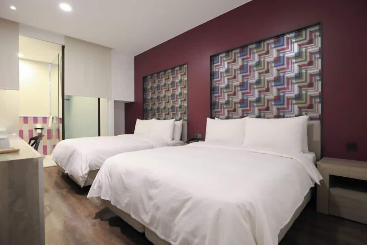 Caixa forta a l'habitació i escriptori