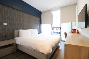 A modern hotel room with a large bed, a desk, and a TV. - Aroma Chew Hotel (Taichung)