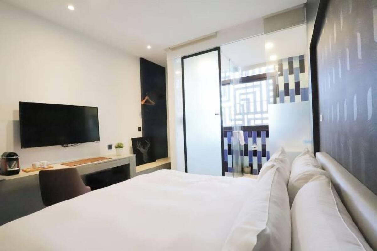 Caixa forta a l'habitació i escriptori