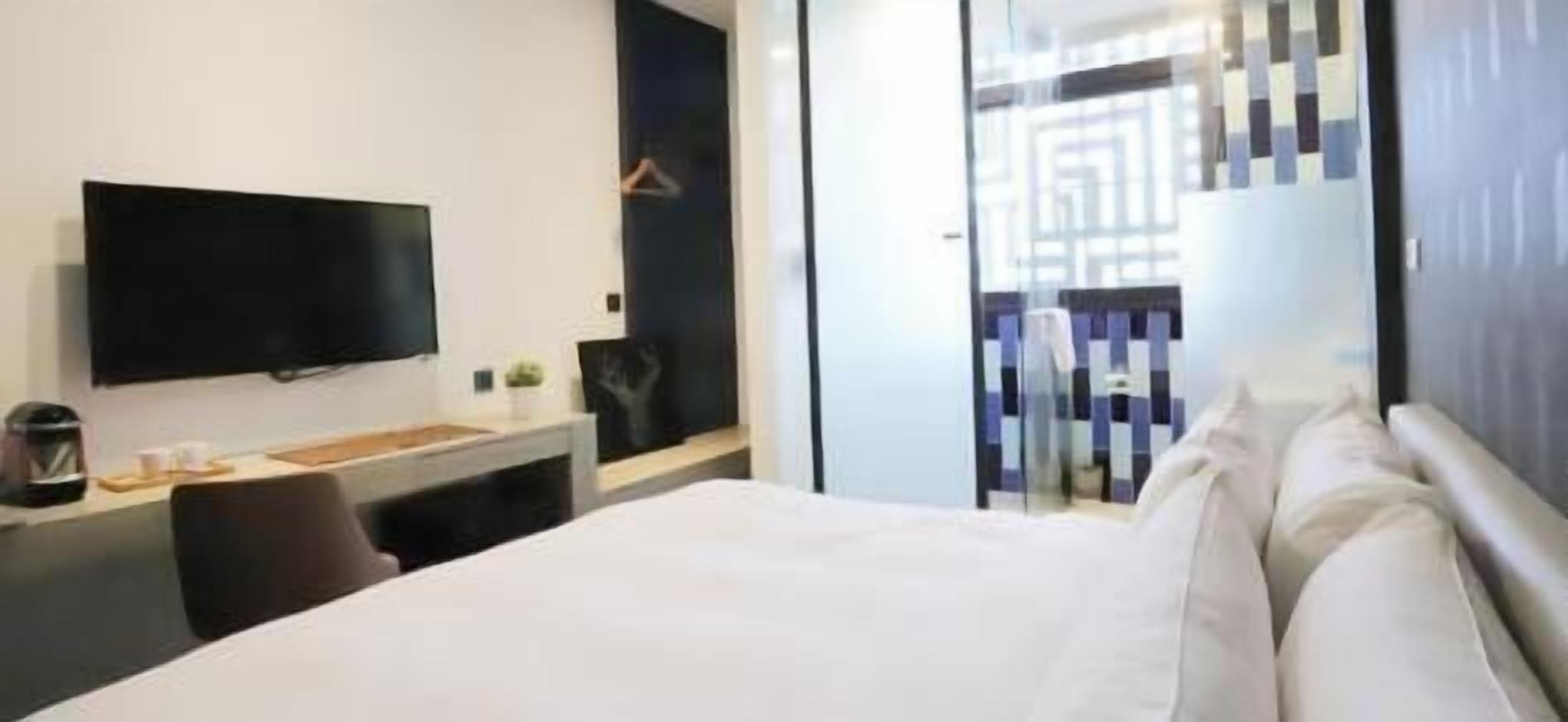In-room safe, desk, laptop workspace, soundproofing