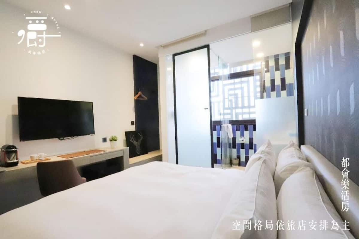 In-room safe, desk, laptop workspace, soundproofing