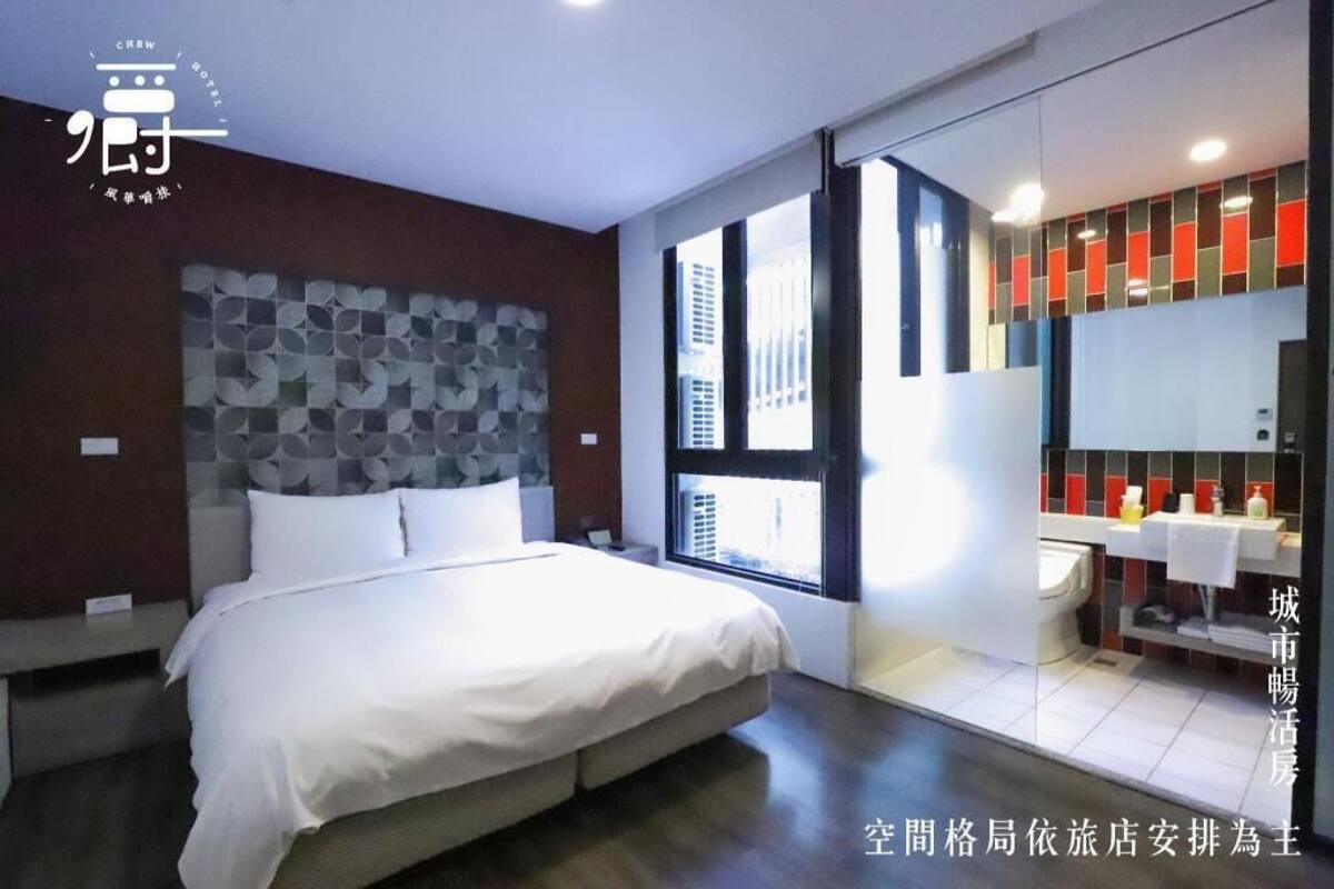 In-room safe, desk, laptop workspace, soundproofing