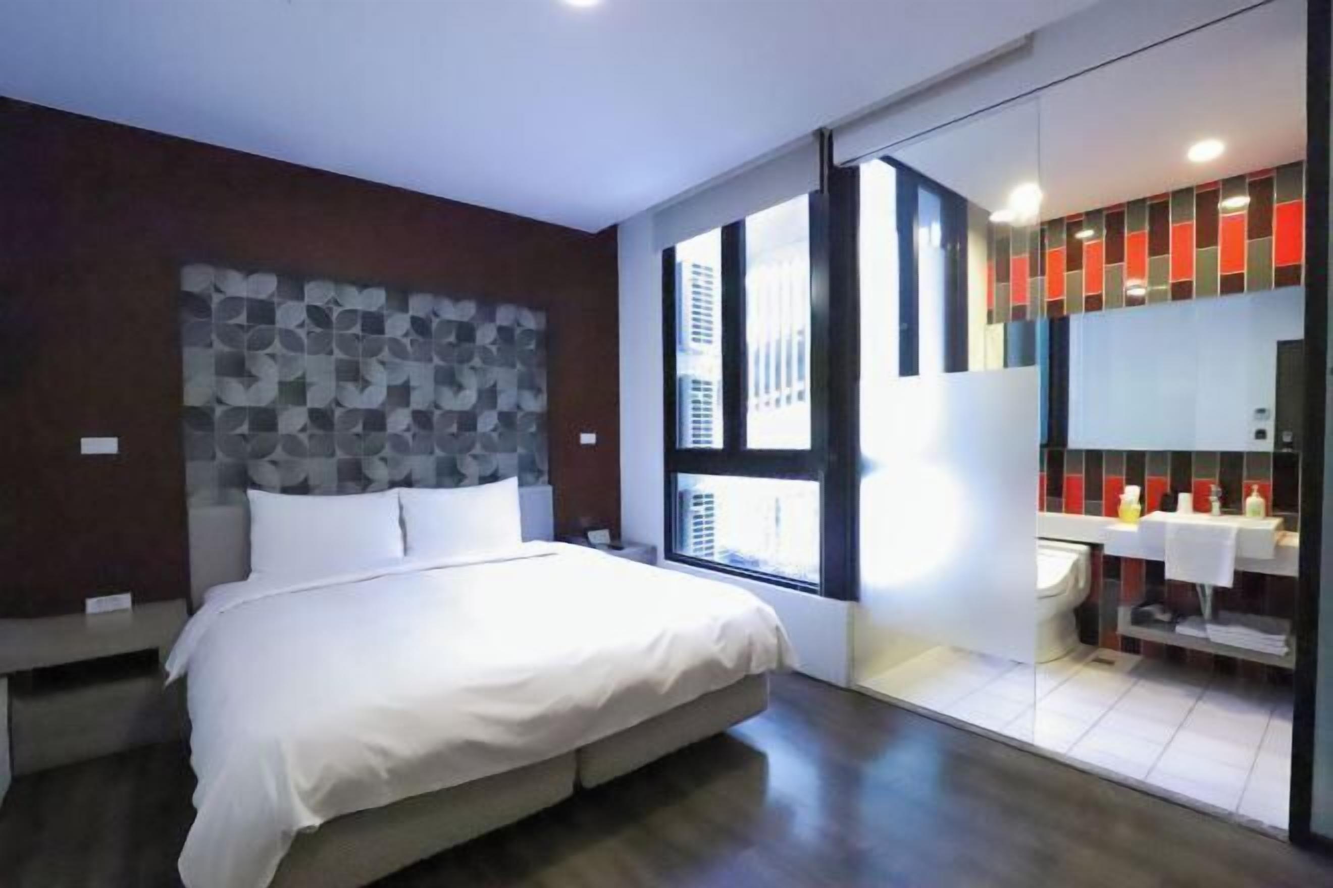 Caja de seguridad en la habitación y escritorio 