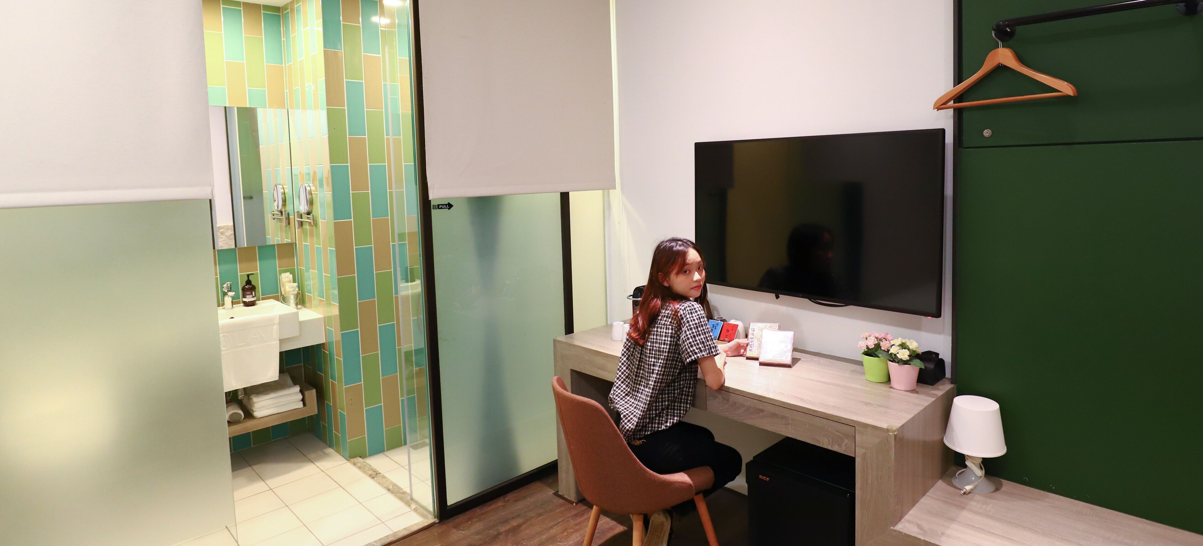 standard twin room | 1 bedroom, in-room safe, desk, laptop workspace