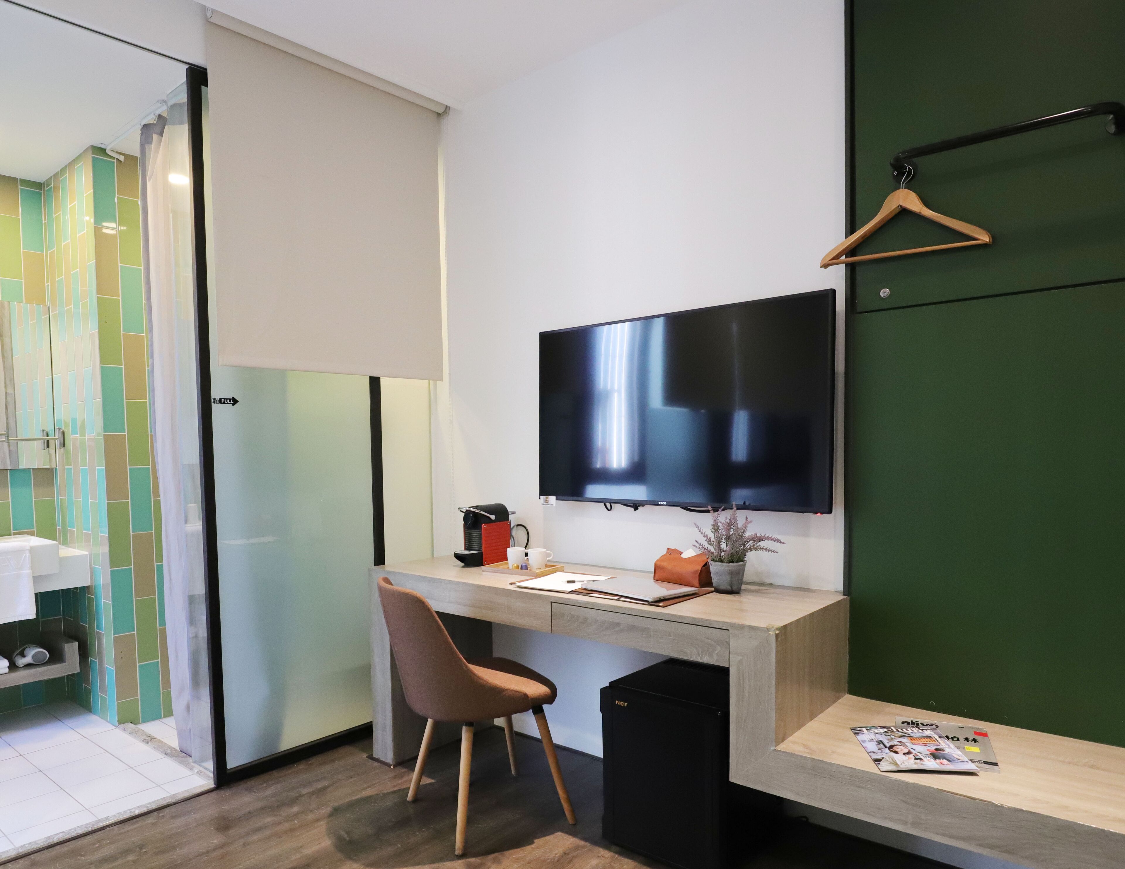 standard twin room | 1 bedroom, in-room safe, desk, laptop workspace