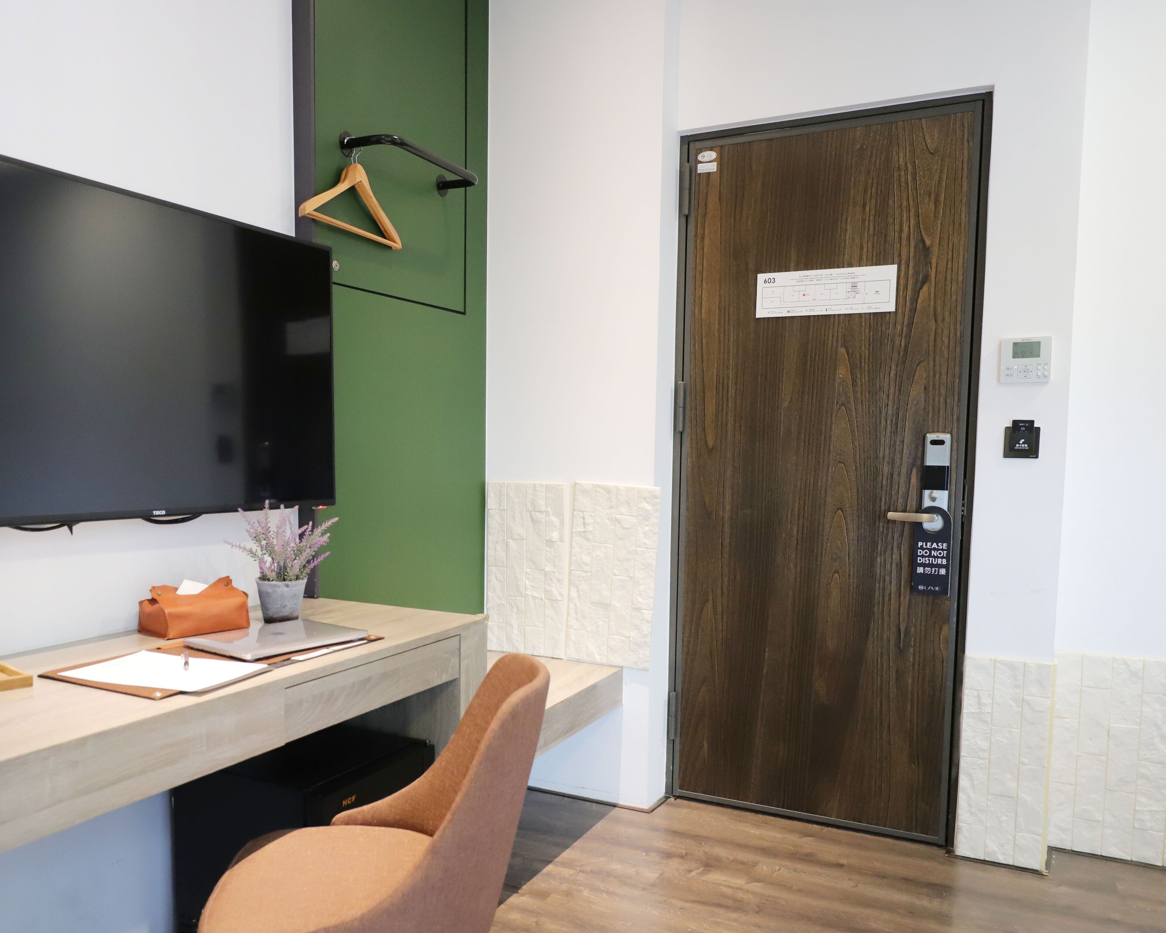 standard twin room | 1 bedroom, in-room safe, desk, laptop workspace