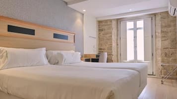 Deluxe kamer, 1 twee- of 2 eenpersoonsbedden | Een minibar, een kluis op de kamer, een bureau, verduisterende gordijnen