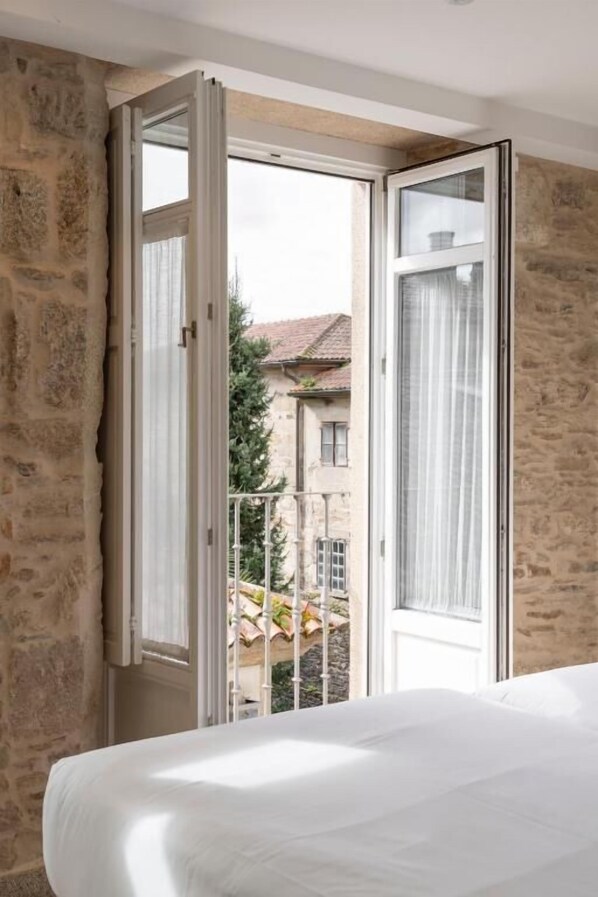 Deluxe Double or Twin Room | Minibar, in-room safe, desk, blackout drapes - Hotel Praza Quintana (Santiago de Compostela)