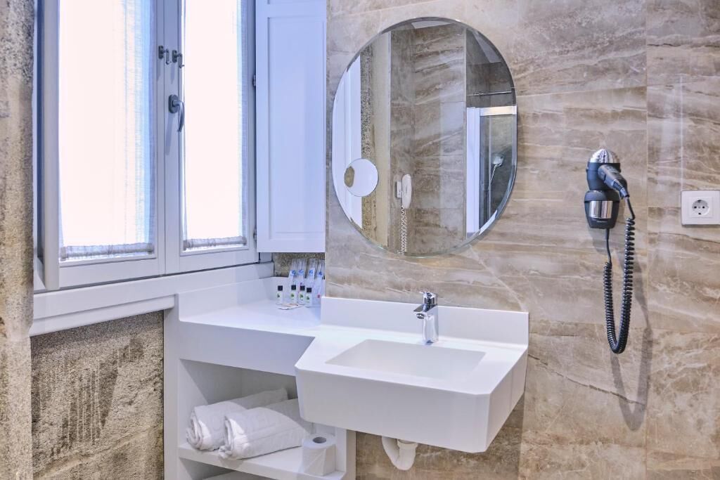 double room (with 2 extra beds) | bathroom | free toiletries, hair dryer, towels