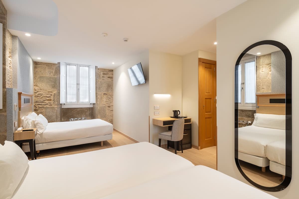 Chambre Double (with 2 extra beds)