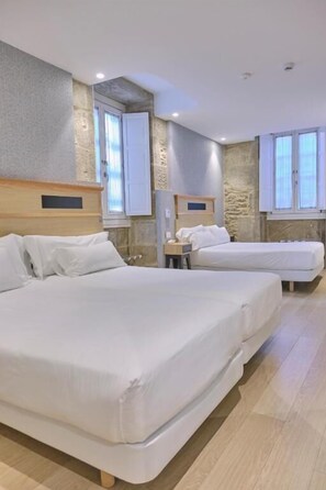 Kamar Double (with 2 extra beds) | Minibar, brankas, meja kerja, dan tirai kedap cahaya