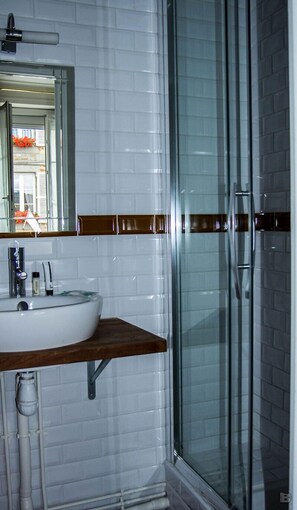 Chambre Confort Double ou avec lits jumeaux | Salle de bain