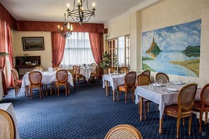 Se sirven cenas y cocina francesa 