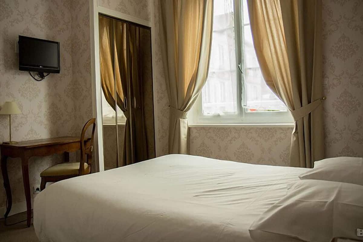 Comfort Double or Twin Room | Desk, cribs (surcharge), rollaway beds (surcharge), WiFi (free)