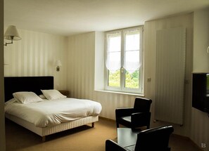 Habitación superior con 1 cama doble o 2 individuales | Decoración individual, escritorio, cunas (de pago) y camas supletorias