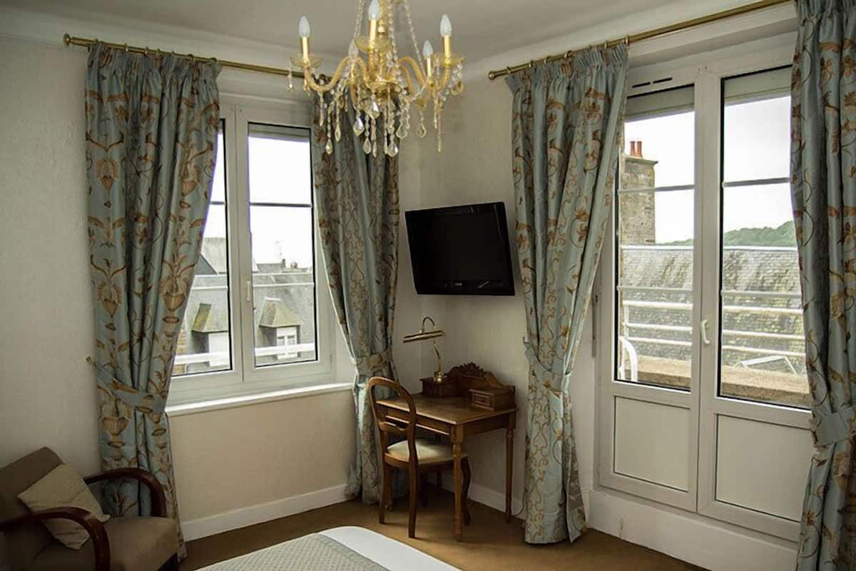 Family Room, Connecting Rooms | Desk, cribs (surcharge), rollaway beds (surcharge), WiFi (free)