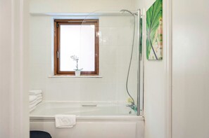 Apartment, 3 Schlafzimmer | Badezimmer | Duschwanne, kostenlose Toilettenartikel, Haartrockner