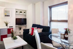 Appartement, 3 chambres | Salle de séjour | Téléviseur ACL