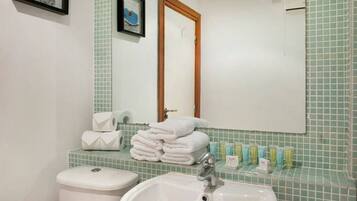 Apartment, 2 Bedrooms | Bathroom | Combined shower/bathtub, free toiletries, hair dryer