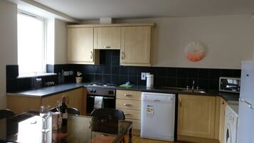 Apartment, 2 Bedrooms | In-room dining