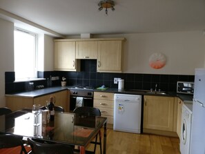 Appartement, 2 chambres | Restauration dans la chambre