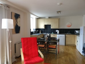 Appartement, 2 chambres | Restauration dans la chambre