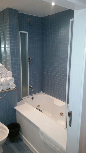 Apartment, 2 Schlafzimmer | Badezimmer