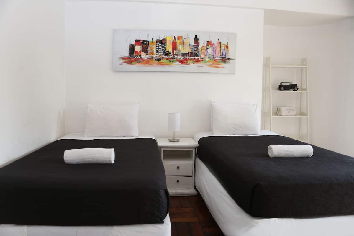Habitación básica con 2 camas individuales, 1 habitación | Caja de seguridad en la habitación y wifi gratis