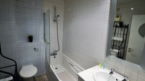 A bathroom with a toilet, bathtub, and sink. - MetroStays - Stephen's Green 7-2 (Dublin)