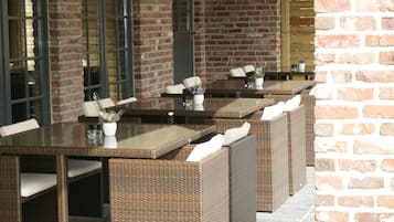 Lunch and dinner served, French cuisine