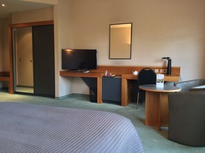 Kamar Double | Minibar, brankas, meja kerja, dan kedap suara