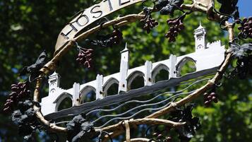 Un letrero metálico con la palabra “HOTEL” y una estructura que recuerda a un castillo, rodeado de elementos decorativos.