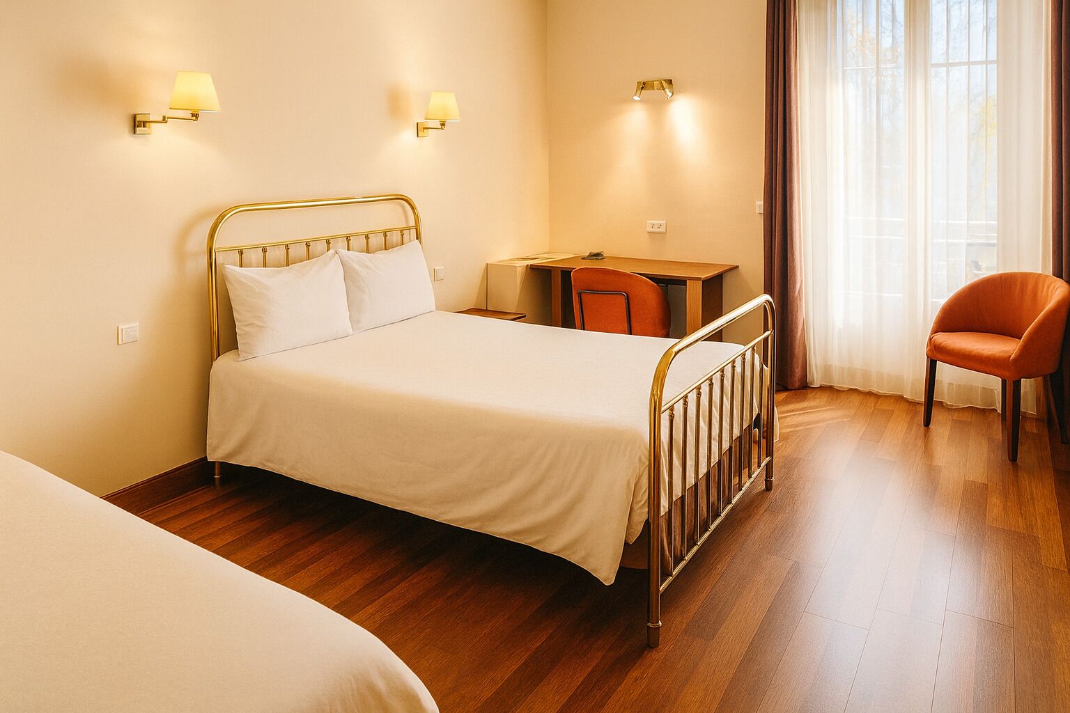 Een hotelkamer met een bed, een bureau, een stoel en een raam met gordijnen.