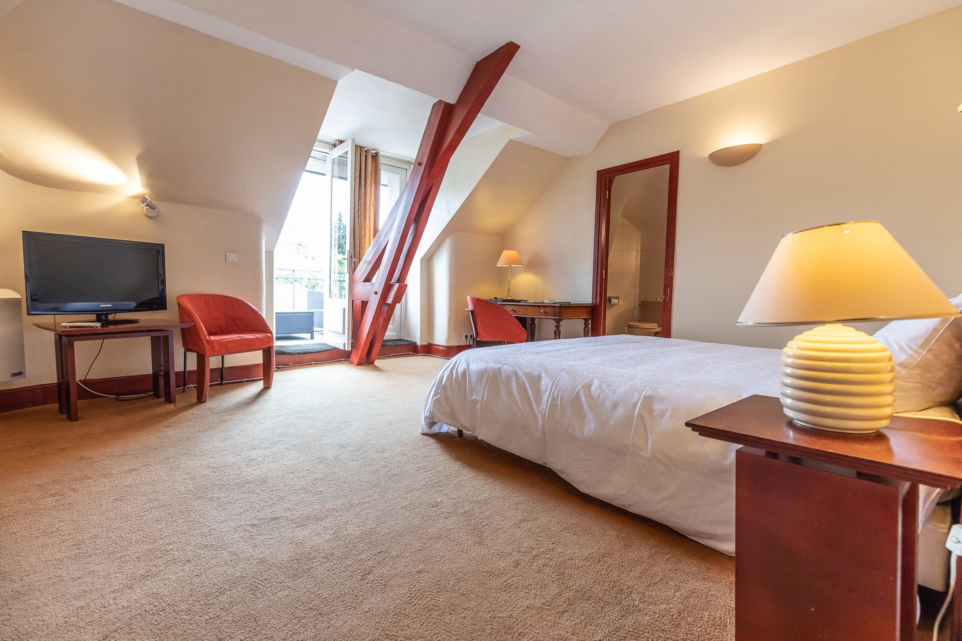 junior suite | in-room safe, desk, free wifi, bed sheets