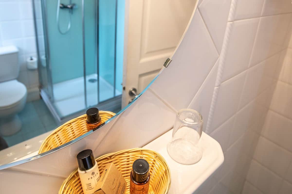 standard double room | in-room safe, desk, free wifi, bed sheets