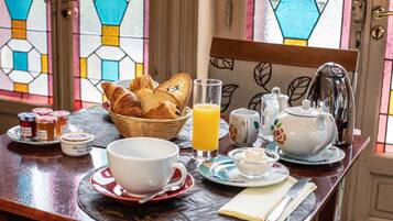 Komplett frukost varje dag (EUR 10.00 per person)