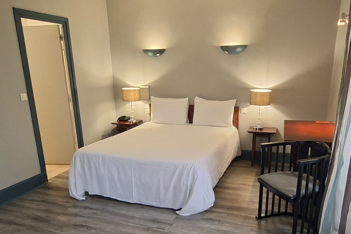 高级双人房 | 客房内保险箱、办公桌、免费 WiFi、床单