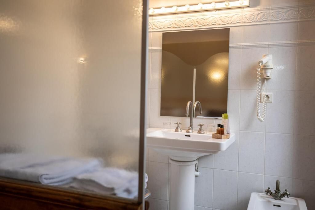 comfort double room | bathroom | combined shower/bathtub, free toiletries, hair dryer, towels
