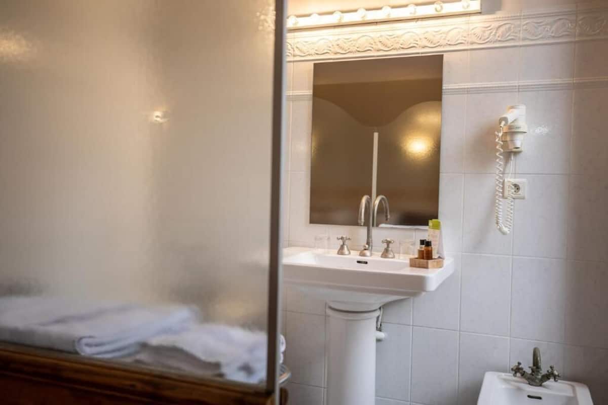 comfort double room | bathroom | combined shower/bathtub, free toiletries, hair dryer, towels