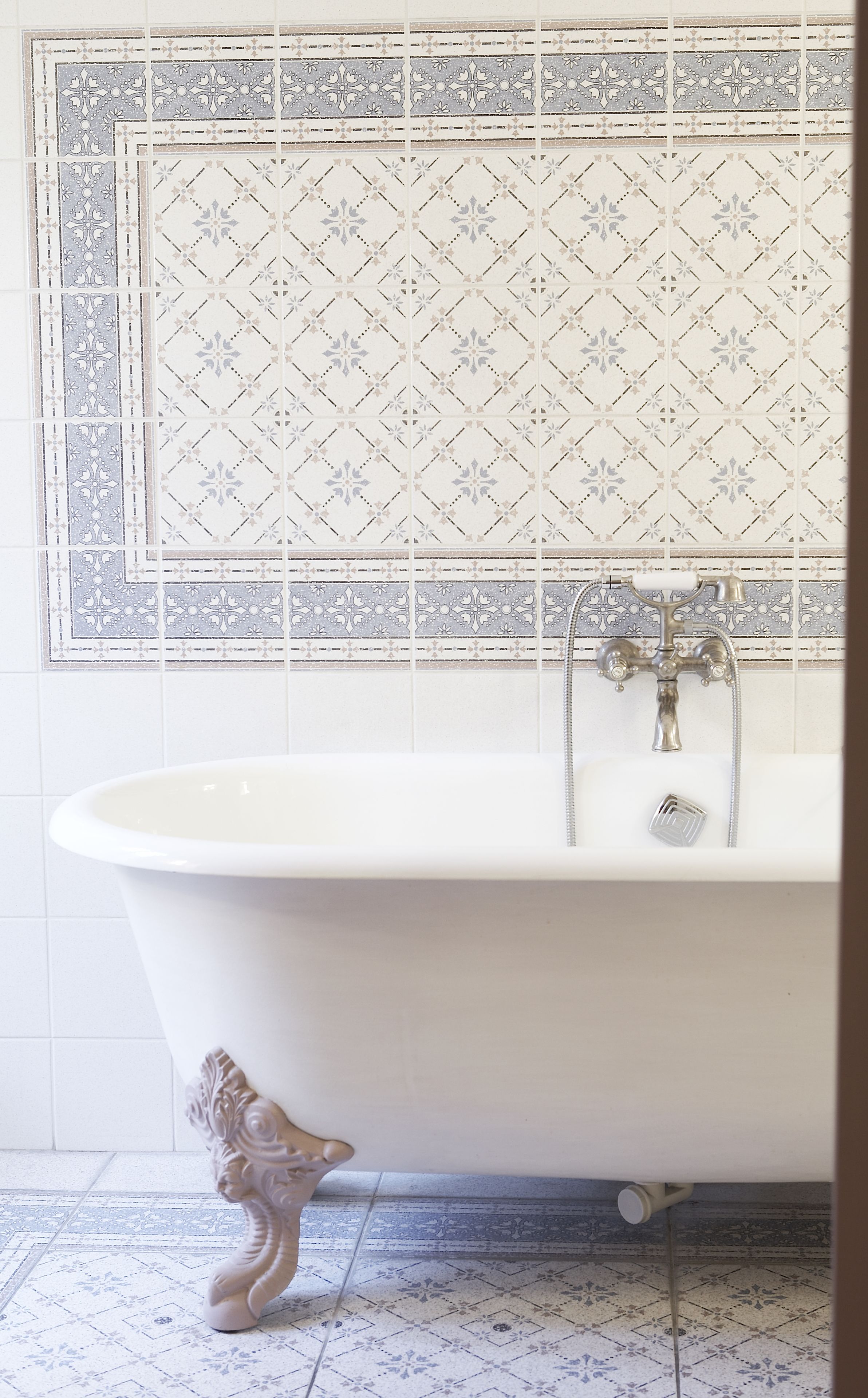 superior double room | bathroom amenities | combined shower/bathtub, free toiletries, hair dryer, towels