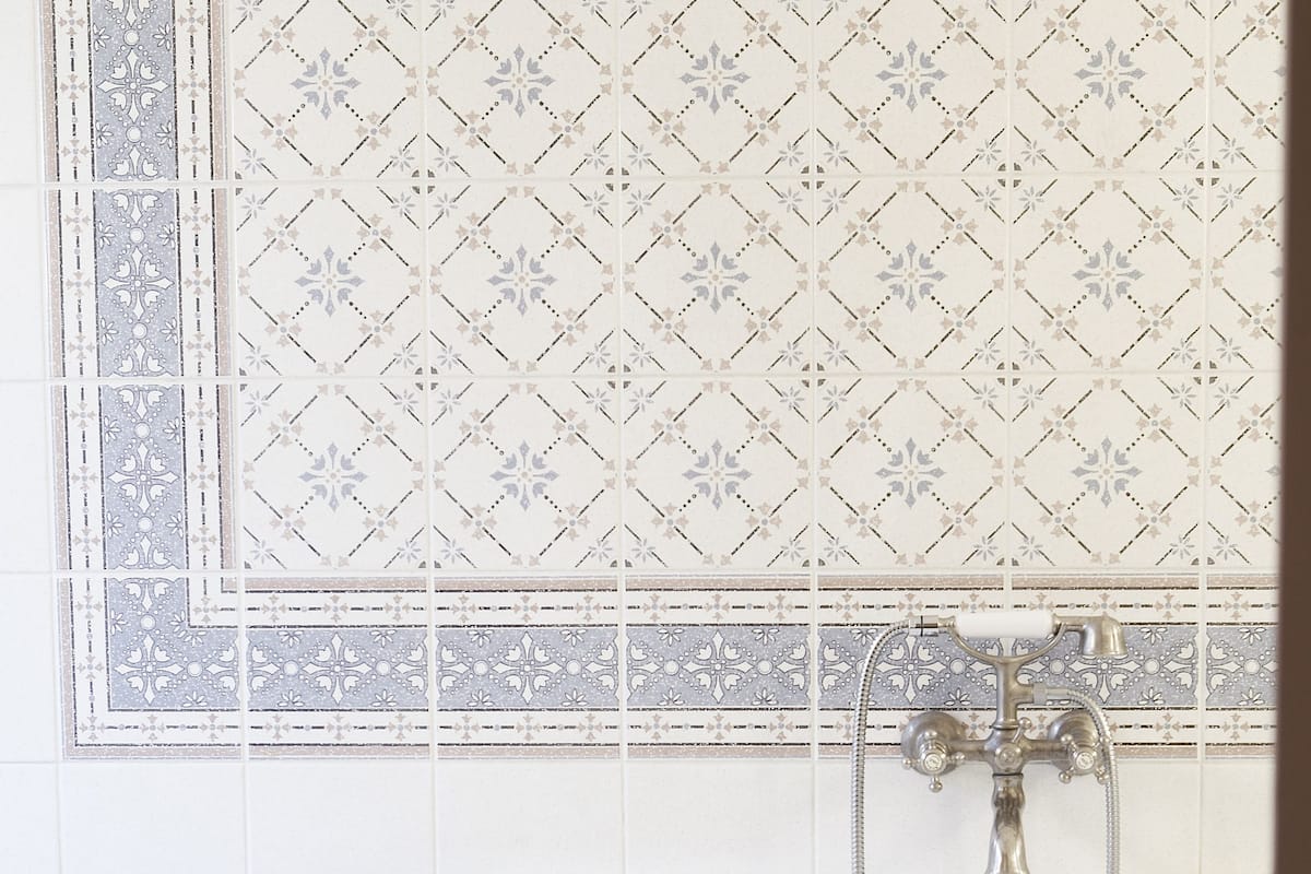 superior double room | bathroom amenities | combined shower/bathtub, free toiletries, hair dryer, towels