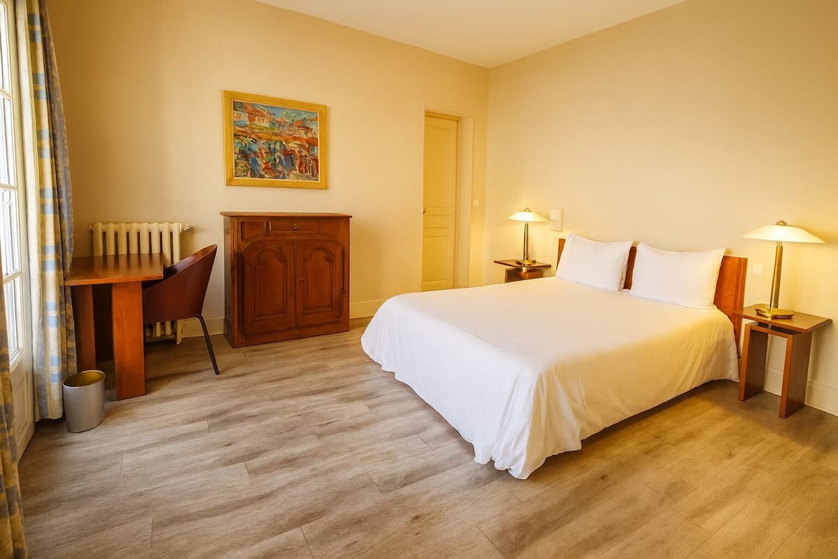 Superior Double Room | In-room safe, desk, WiFi (free), bed sheets