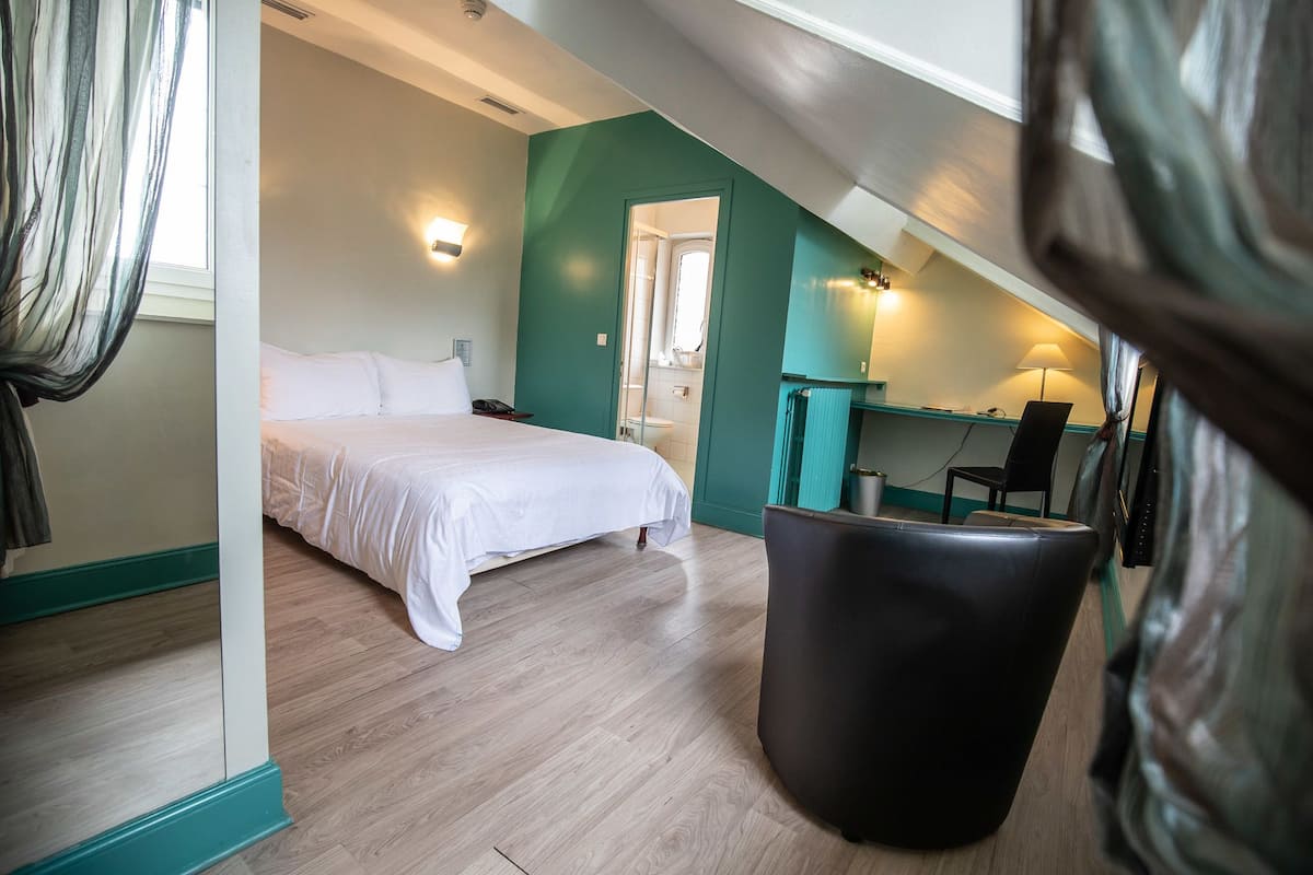 standard double room | in-room safe, desk, free wifi, bed sheets