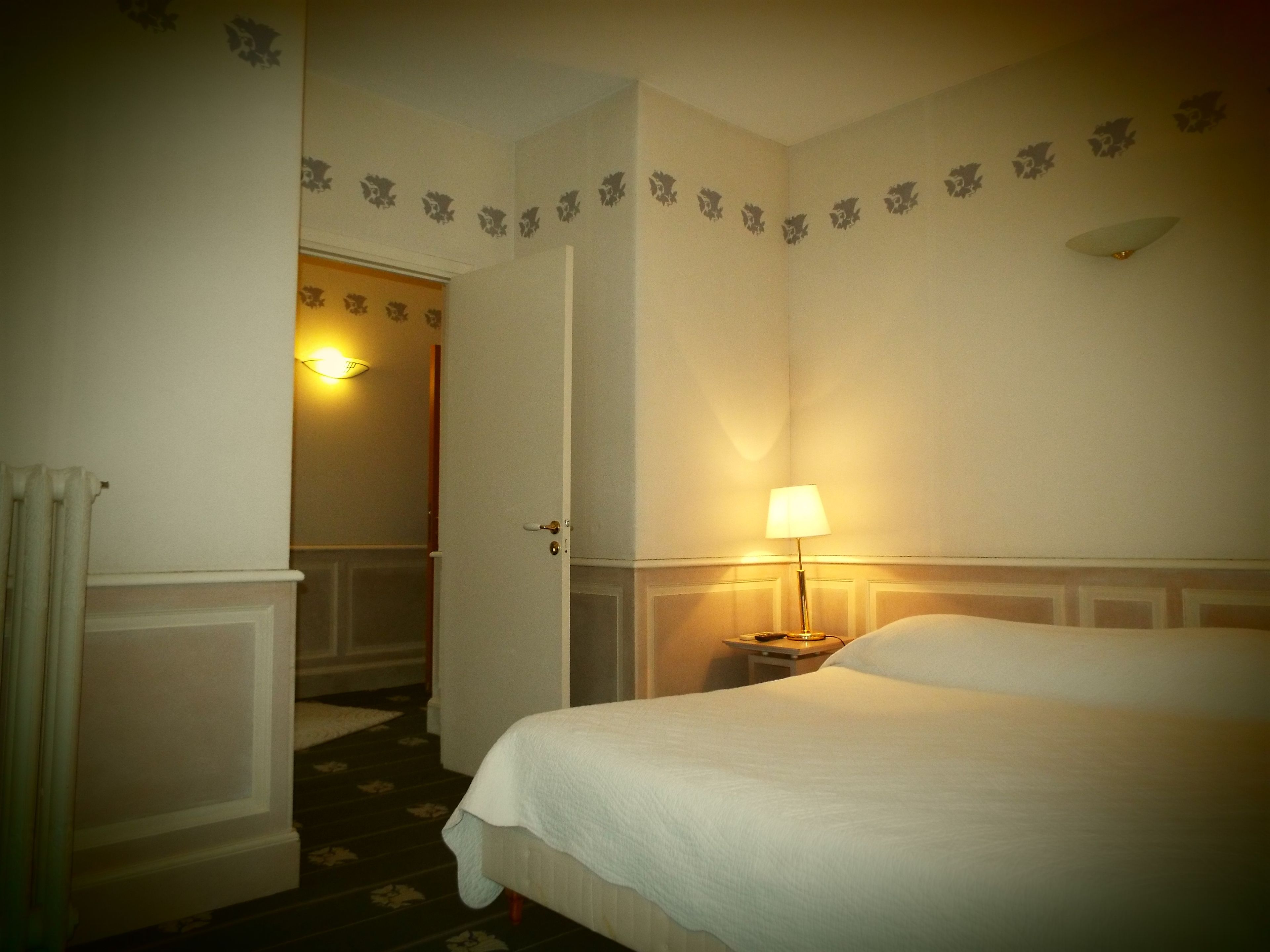 junior suite | in-room safe, desk, free wifi, bed sheets