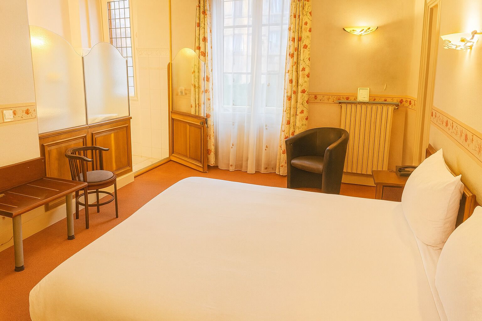 Chambre Double Confort | Coffres-forts dans les chambres, bureau, Wi-Fi gratuit, draps fournis
