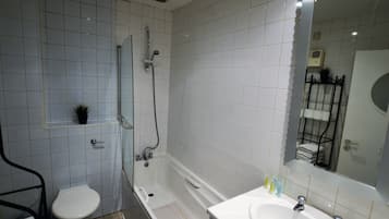 Apartment, 2 Bedrooms | Bathroom | Combined shower/bathtub, free toiletries, hair dryer
