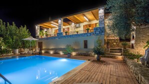 Classy Villa With Panoramic View | Pemandangan dari bilik