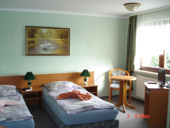 Double Room | Iron/ironing board, free WiFi, bed sheets - Pension zum Schwanenteich (Haldensleben)